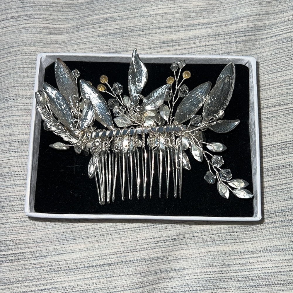 Beautiful Flower Hair Accessory - Picture 2 of 4